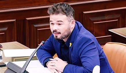 &quot;¿Apartheid es el lateral izquierdo del Racing de Santander&#63;&quot;, pregunta Rufián a Álvarez-Cascos