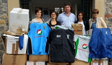 Cayón entrega a la asociación Alouda Cantabria ropa para llevar al Sahara