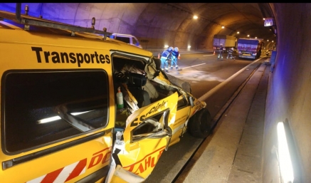 Herido el conductor de una furgoneta tras chocar con un camión en el túnel de Somaconcha de la A-67