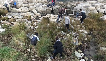 Voluntarios retiran residuos en la zona litoral de La Maruca
