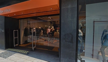 Desconvocan las movilizaciones y la huelga en Bershka tras comprometerse la empresa a recolocar a su plantilla de Torrelavega 