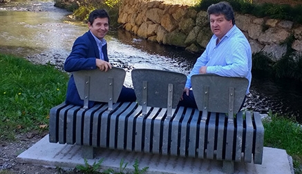 El mobiliario urbano fabricado con cápsulas de café de plástico recicladas llega a Santa María de Cayón