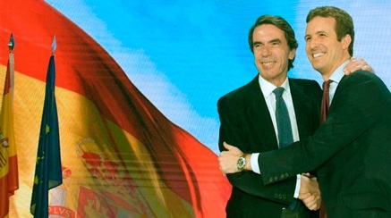 Aznar evita mencionar a Vox y se deshace en elogios a Casado