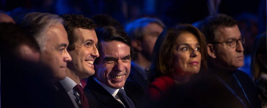 Aznar recupera la sonrisa en la &#39;Convención Popular&#39;, a costa de un tapado Rajoy y Vox, protagonista en la sombra