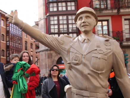 Inaugurado el monumento al &quot;Nureyev de Torrelavega&quot; y a todos los guardias de Cuatro Caminos