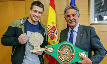 “Estamos orgullosos de tí”, Revilla al boxeador Jon Míguez