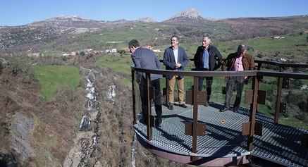 Martín adelanta que  Turismo financiará la instalación de una tirolina sobre las cascadas del río Gándara 