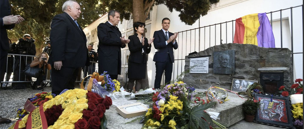 El Gobierno de España rinde homenaje al exilio republicano en las tumbas del expresidente Azaña y del poeta Machado