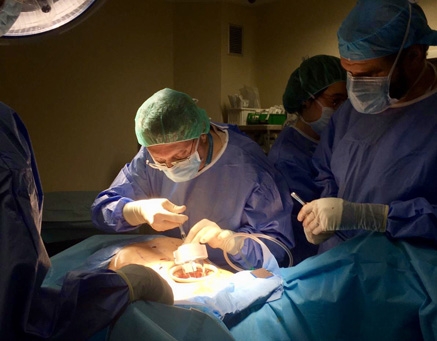 Valdecilla realiza la primera cirugía mundial que combina el abordaje quirúrgico robótico y la radioterapia intraoperatoria