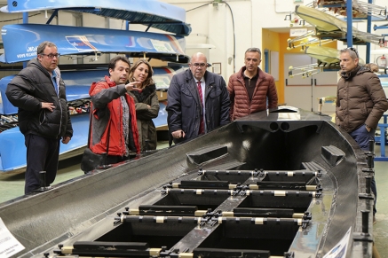 Oria visita el Santoña Club de Remo para conocer la nueva trainera