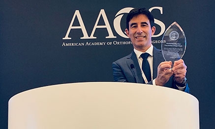 El doctor Pérez Carro recibe un premio de la Asociación Americana de Cirujanos Ortopédicos (AAOS)