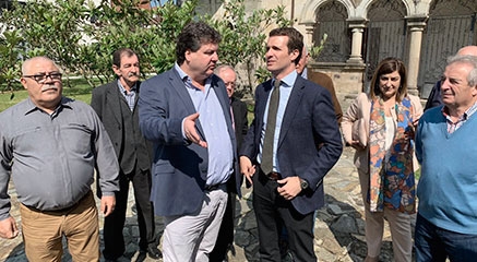 Pablo Casado visitó La Abadilla, pueblo de su abuela, acompañado del alcalde Gastón Gómez