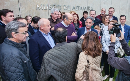 Mazón reivindica la construcción inmediata del Centro de Arte Rupestre de la UNESCO en Santillana