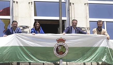 La fachada del Ayuntamiento luce la bandera del Racing en apoyo al club ante el play off de ascenso