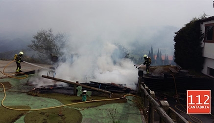 Extinguido un incendio en el antiguo campo de golf de Tarrueza, en Laredo