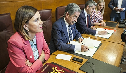 Revilla y Zuloaga firman el acuerdo de Gobierno para los próximos cuatro años