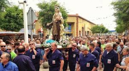 El obispo prohibió que se interpretaran los himnos de España y Cantabria a la entrada de la Virgen del Carmen en la iglesia de los Carmelitas