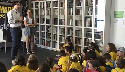 Un centenar de niños se despiden del Campus de Verano del Almacén de las Artes ejerciendo de periodistas con el alcalde de Astillero como invitado