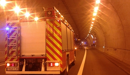 Colisionan dos vehículos en el interior del túnel de Somaconcha que se salda con la rotura de la Boca de Incendio Equipada, pero sin heridos