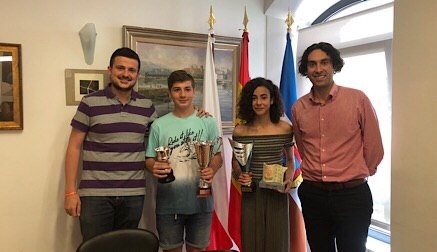 Soberón recibe a dos jóvenes promesas del bolo palma regional