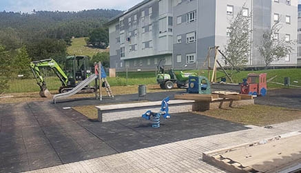 El Ayuntamiento instala una tirolina en el parque de La Penilla, junto a las VPO