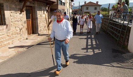 Revilla da la salida a la IV Ruta en Albarcas Pie de Concha en la que participan un centenar de personas