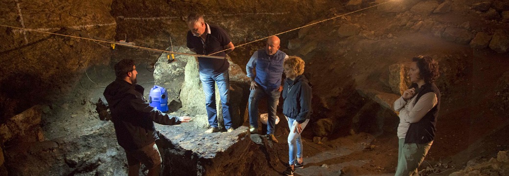 Se revaloriza el patrimonio prehistórico de la Cueva del Pendo al hallarse varias piezas de 60.000 años de antigüedad