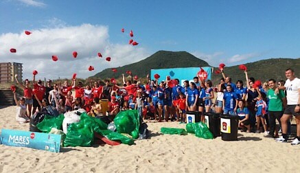 Voluntarios recogen 45 kilos de basura en la playa de Berria