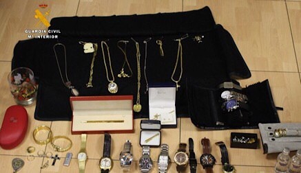 Detienen a los presuntos autores del robo de 20.000 euros en joyas en una vivienda de Santoña