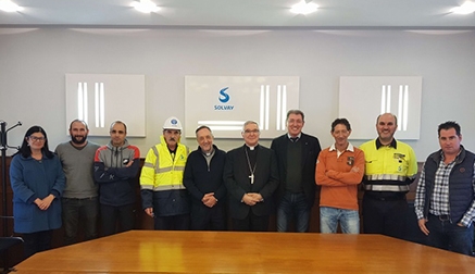 El obispo de Santander, Manuel Sánchez, visita la fábrica de Solvay