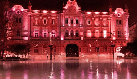 La fachada del Ayuntamiento se ilumina en color rojo con motivo del Día Mundial del SIDA