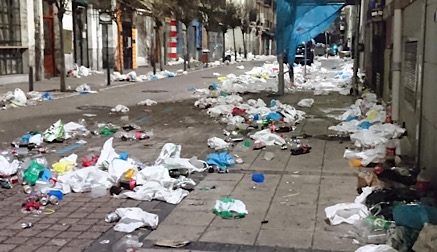 Peña Herbosa y las calles del centro, llenas de plástico y basura tras la “Tardebuena”
