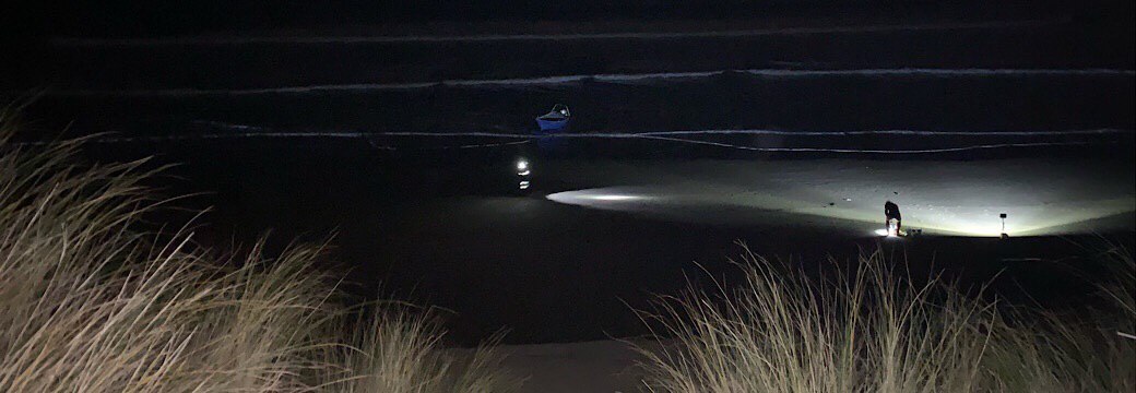 El helicóptero del Gobierno localiza y rescata en las marismas de Santoña el cadáver del pescador desaparecido en Laredo 