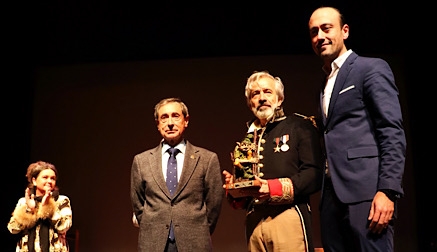 Imanol Arias recibe el premio Duende Zahorí por la obra &quot;El comandante no tiene quien le escriba&quot;