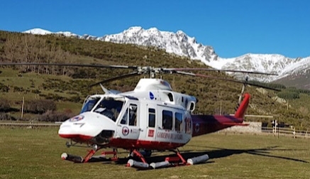 El helicóptero del Gobierno interviene en la extinción de dos focos de incendio en el vertedero de Zaldibar