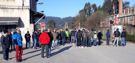 Trabajadores de Sniace paralizan las acciones en el interior de la fábrica para cobrar la nómina de febrero