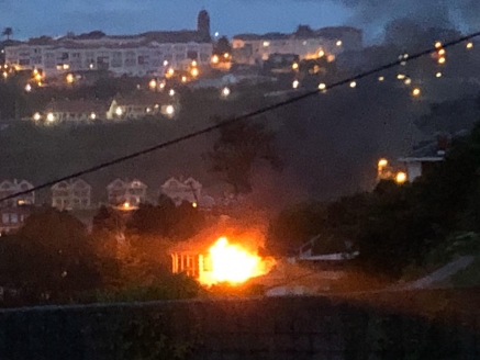 El incendio de anoche en Suances destruye la conocida &quot;Casa de los Bedia&quot;, en la carretera hacia el Faro