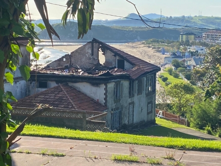 El incendio en Suances destruye el tejado de la conocida &quot;Casa de los Bedia&quot;, en la carretera hacia el Faro