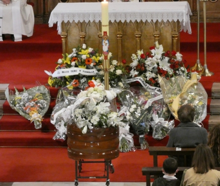 Solo la familia y casi un centenar de personas pudieron asistir al funeral por Adolfo Pajares Compostizo