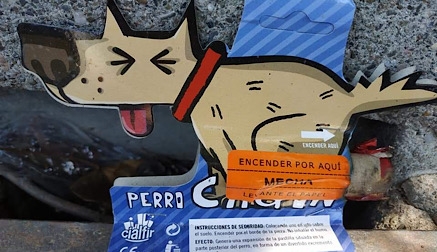 Un partido animalista pide la retirada de un petardo llamado “Perro cagón”