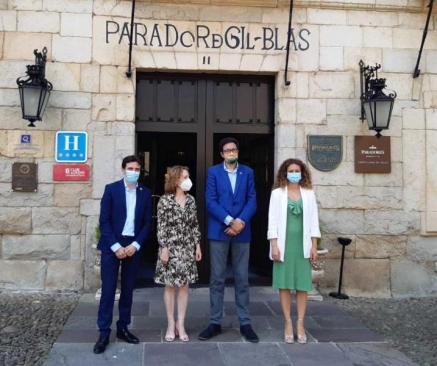 Delegada del Gobierno vista el parador Gil Blas y anima a visitar Cantabria como "destino seguro"