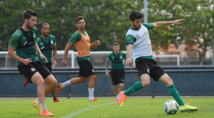 Un Racing descendido a Segunda B juega esta tarde frente a un aspirante al ascenso