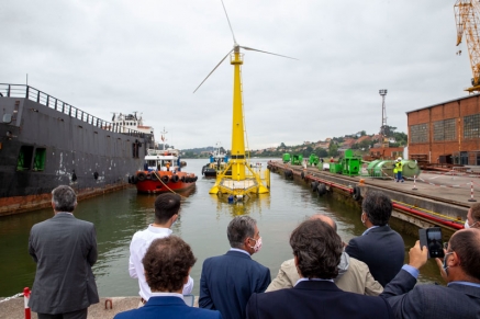 Primera turbina eólica flotante que durante un año permanecerá en el abra de El Sardinero