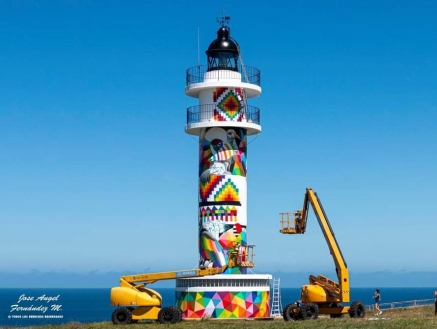 Okuda avanza en su trabajo sobre el polémico encargo de colorear el faro de Ajo