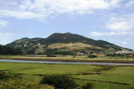 La Sierra de Liencres desde la ría de Mogro