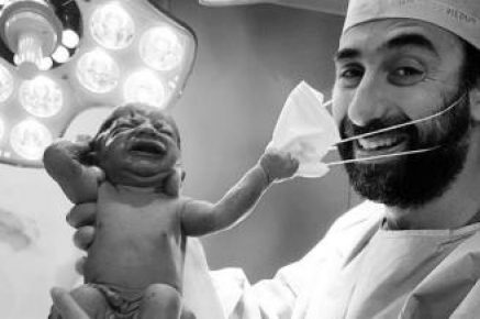 La imagen de un bebé quitando la mascarilla a un médico se ha hecho viral