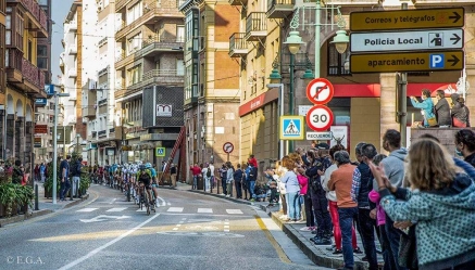La Vuelta pasó por decenas de poblaciones de 27 municipios con final apoteósico en Suances