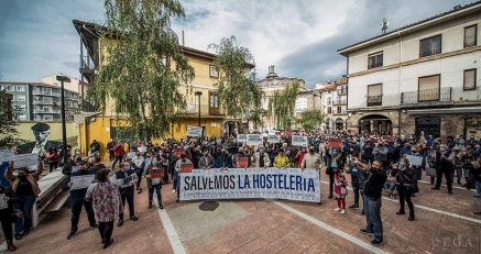 Cientos de personas se manifestaron en Torrelavega en defensa de los negocios de hostelería y el empleo que generan