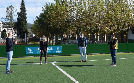 Nuevo césped artificial anti-lesiones en las instalaciones del campo de fútbol del Vimenor en Vioño