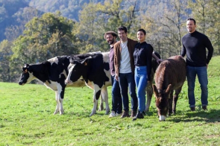 Primeras imágenes del rodaje en Esles y Vega de Pas de &quot;Dos vacas y una burra&quot;